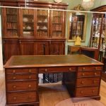 Escritorio antiguo en roble o caoba 1
