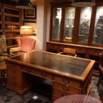 Escritorio antiguo en roble o caoba 2