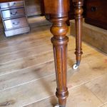 Mesa de escritura antigua de caoba 3