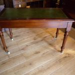 Mesa de escritura antigua de caoba 2