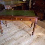 Mesa de escritura antigua de caoba 1