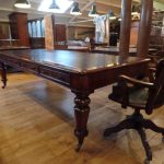 Escritorio antiguo, mesa de biblioteca de Derby circa 1850 3