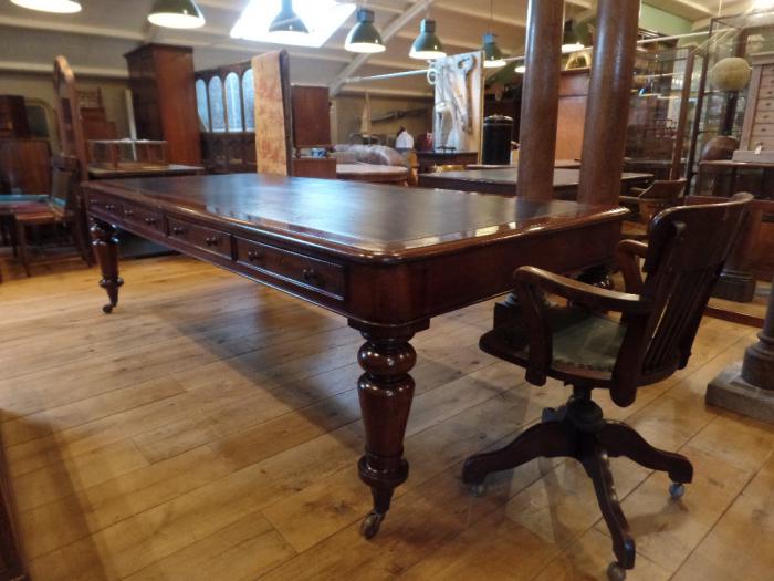 Escritorio antiguo, mesa de biblioteca de Derby circa 1850 3