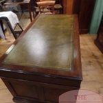 Escritorio inglés antiguo de madera de caoba 2