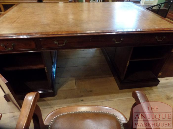 Escritorio de socios antiguo de madera de caoba 3